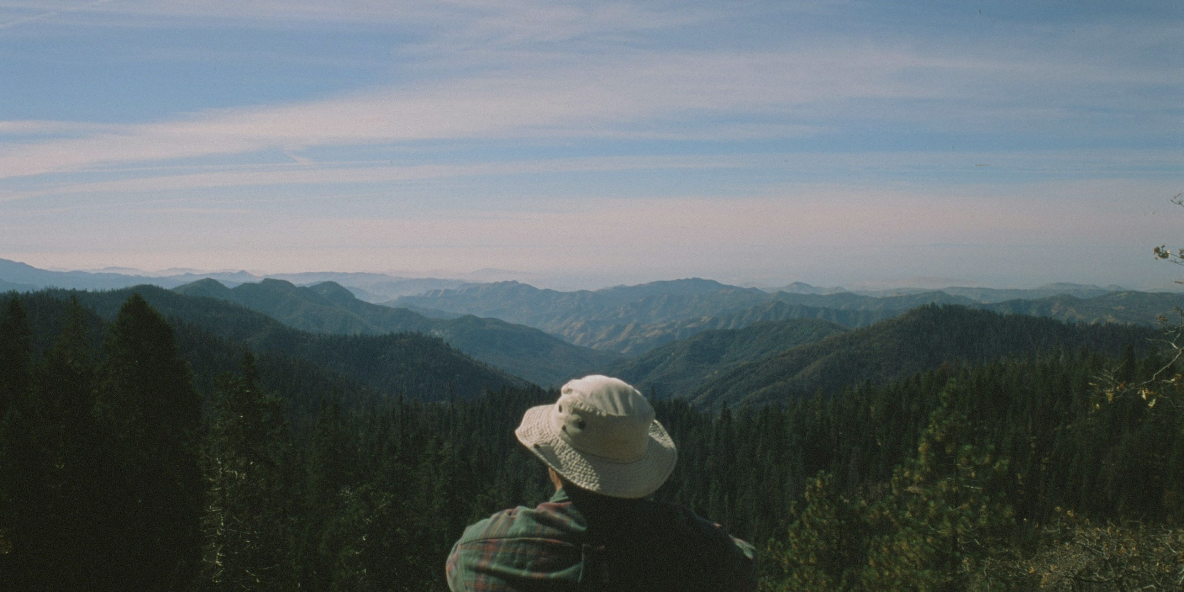 Person blickt über eine weite Berglandschaft