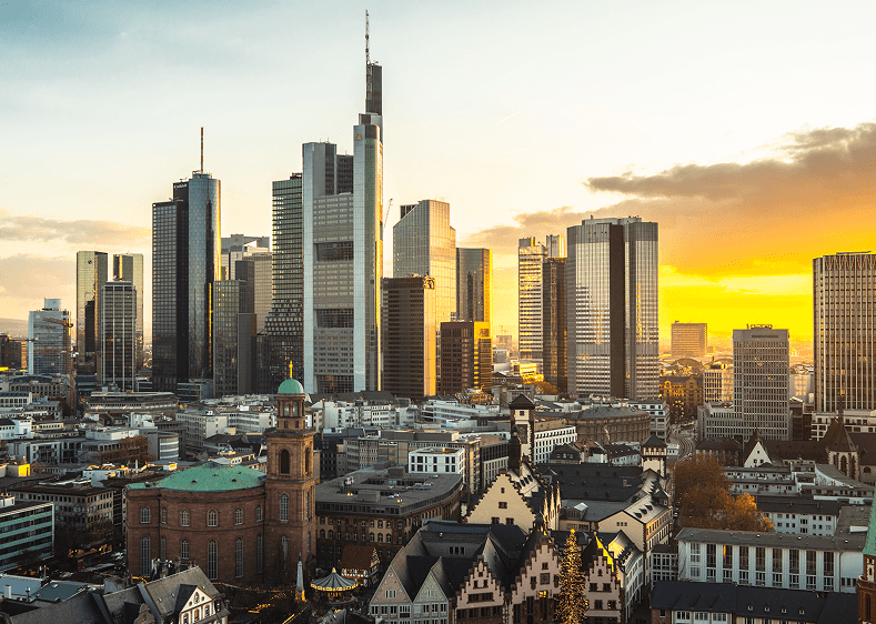Stadtansicht von Frankfurt mit charakteristischen Wahrzeichen.
