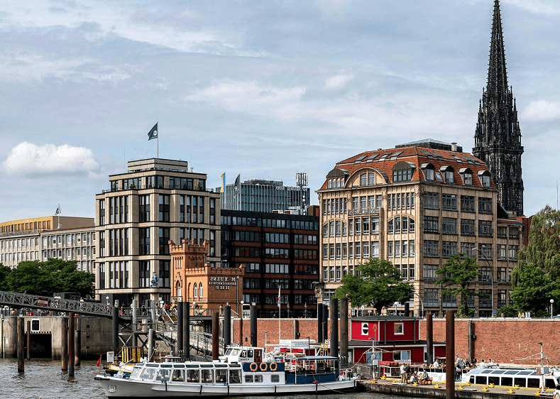 Stadtansicht von Hamburg mit charakteristischen Wahrzeichen.