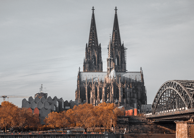 Stadtansicht von Köln mit charakteristischen Wahrzeichen.
