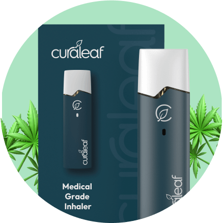 Vape-Pen mit Cannabisblättern im Hintergrund