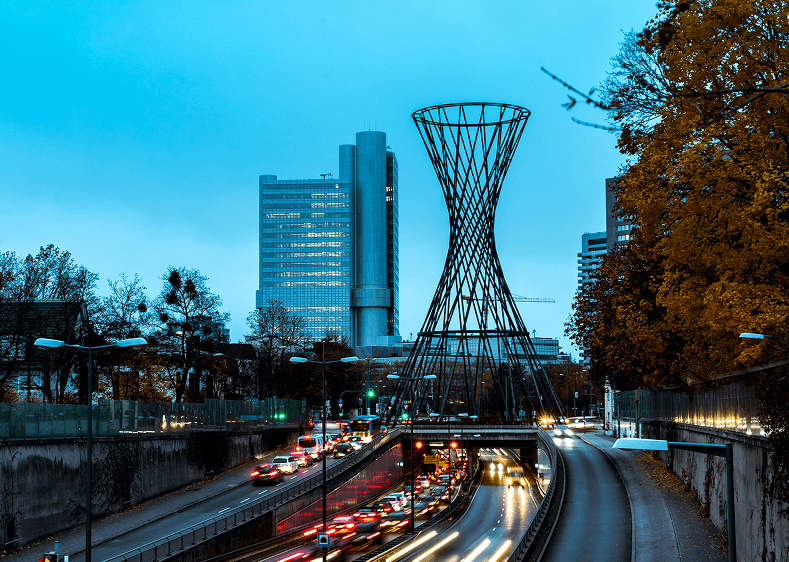 Stadtansicht von Düsseldorf mit charakteristischen Wahrzeichen.